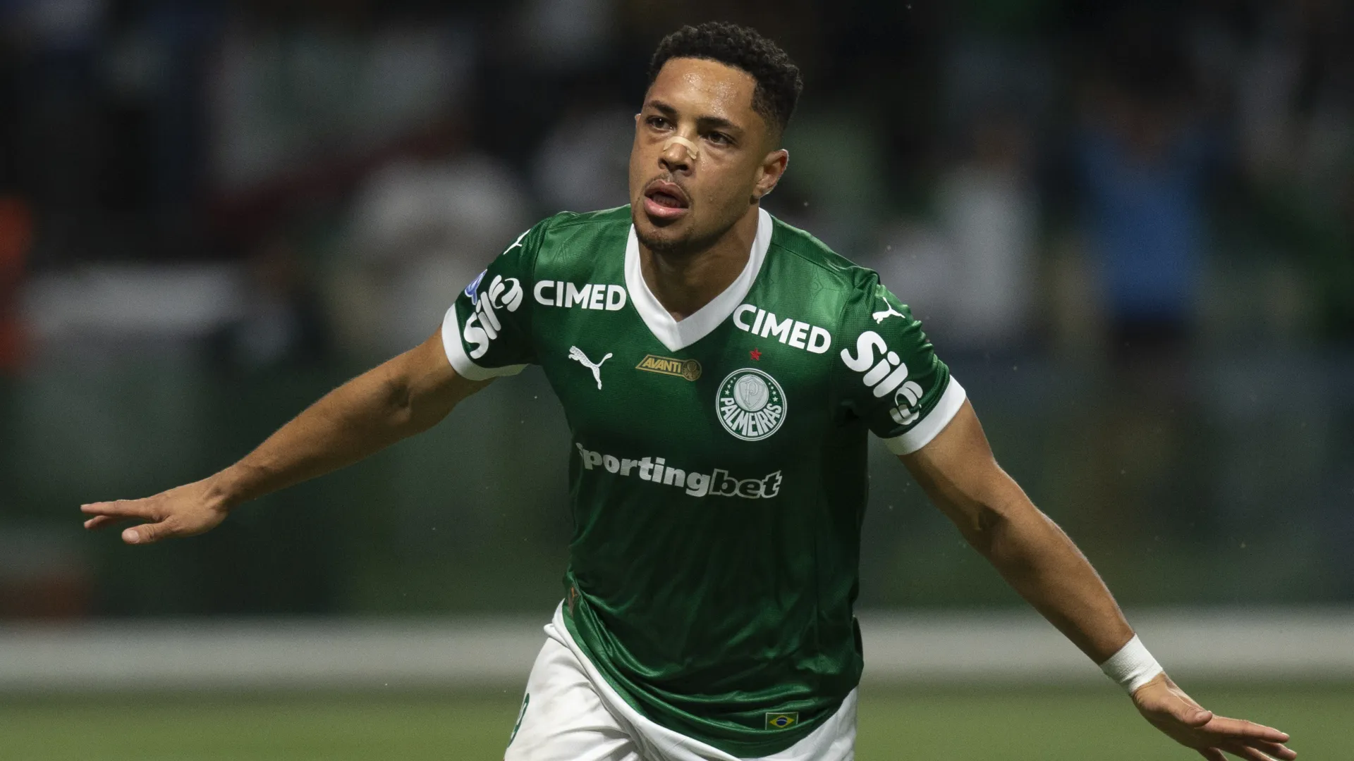 Vitor Roque comemorando pelo Palmeiras contra o Santos – Foto: Anderson Romão/AGIF