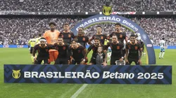 Jogadores do Corinthians posam para foto antes na partida contra Gremio no estadio Arena Corinthians pelo campeonato Brasileiro A 2025. Foto: Anderson Romao/AGIF
