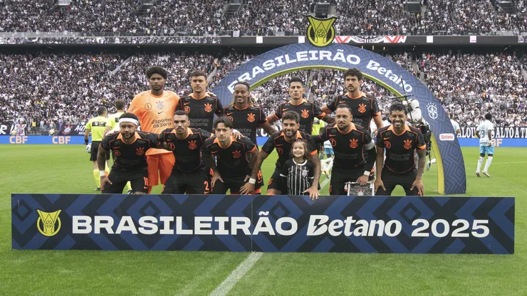 Jogadores do Corinthians posam para foto antes na partida contra Gremio no estadio Arena Corinthians pelo campeonato Brasileiro A 2025. Foto: Anderson Romao/AGIF