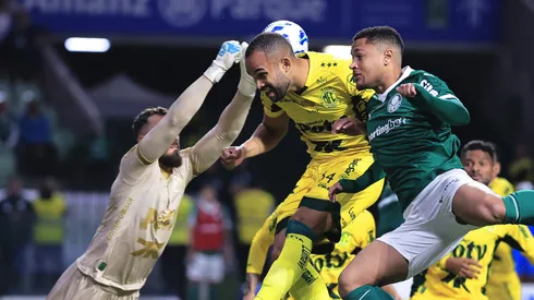 Vitor Roque jogador do Palmeiras disputa lance com Walter jogador do Mirassol - Foto: Ettore Chiereguini/AGIF