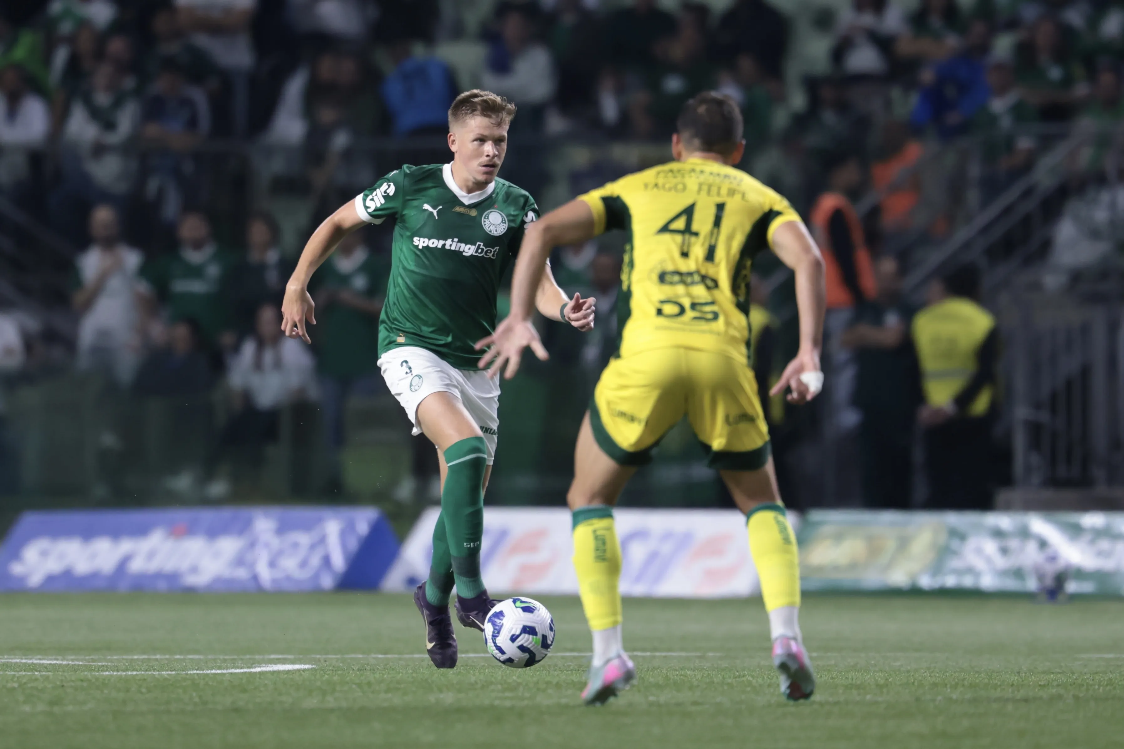 Bruno Fuchs jogador do Palmeiras durante partida contra o Mirassol no estadio Arena Allianz Parque pelo campeonato Brasileiro A 2025. Foto: Marcello Zambrana/AGIF