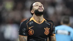 Memphis Depay, atacante do Corinthians em partida pelo campeonato brasileiro (Foto: Alexandre Schneider/Getty Images)