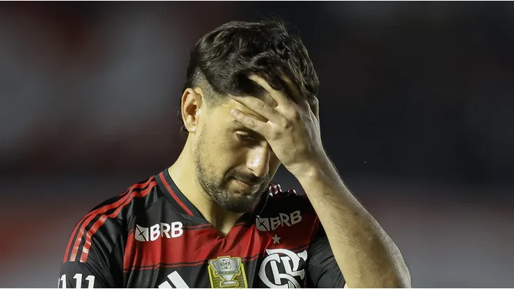 De Arrascaeta, meia-atacante do Flamengo em partida pelo campeonato brasileiro (Foto: Miguel Schincariol/Getty Images)