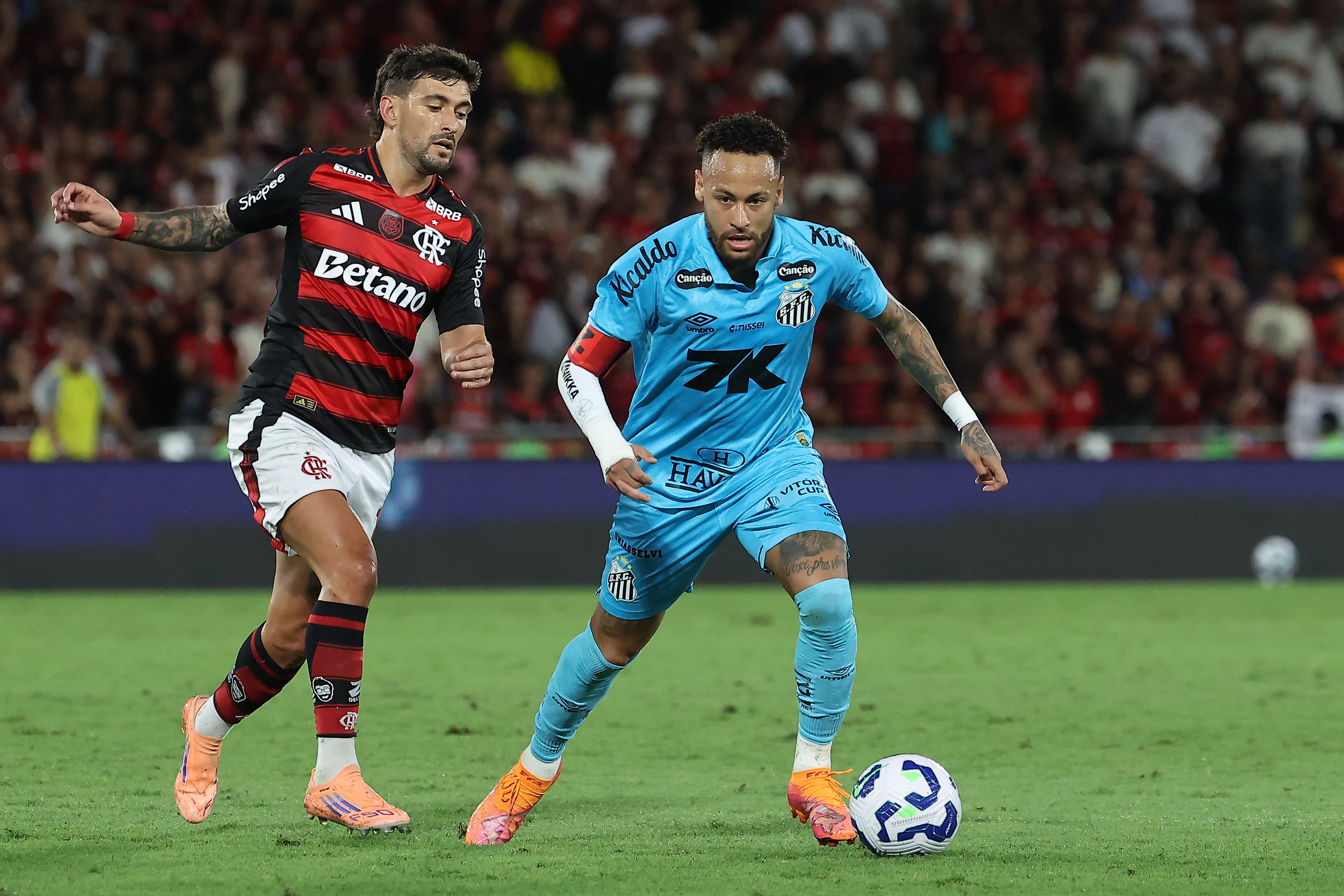 Neymar ao lado de Arrascaeta. Photo by Wagner Meier/Getty Images
