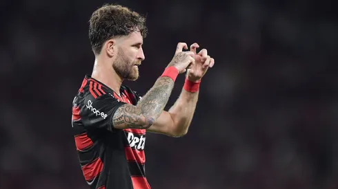 Leo Pereira, jogador do Flamengo, comemora gol durante partida contra o Sport no estadio Maracana pelo campeonato Brasileiro A 2025. Foto: Thiago Ribeiro/AGIF