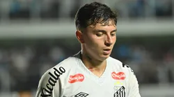 Alvaro Barreal jogador do Santos durante partida contra o Corinthians no estadio Vila Belmiro pelo campeonato Brasileiro A 2025. Foto: Jota Erre/AGIF