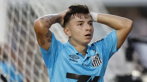 Barreal lamenta durante partida do Santos – (Photo by Miguel Schincariol/Getty Images)