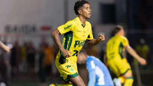 Gabriel celebra gol diante do Palmeiras
