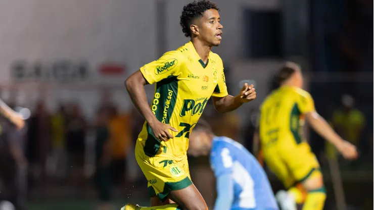 Gabriel celebra gol diante do Palmeiras