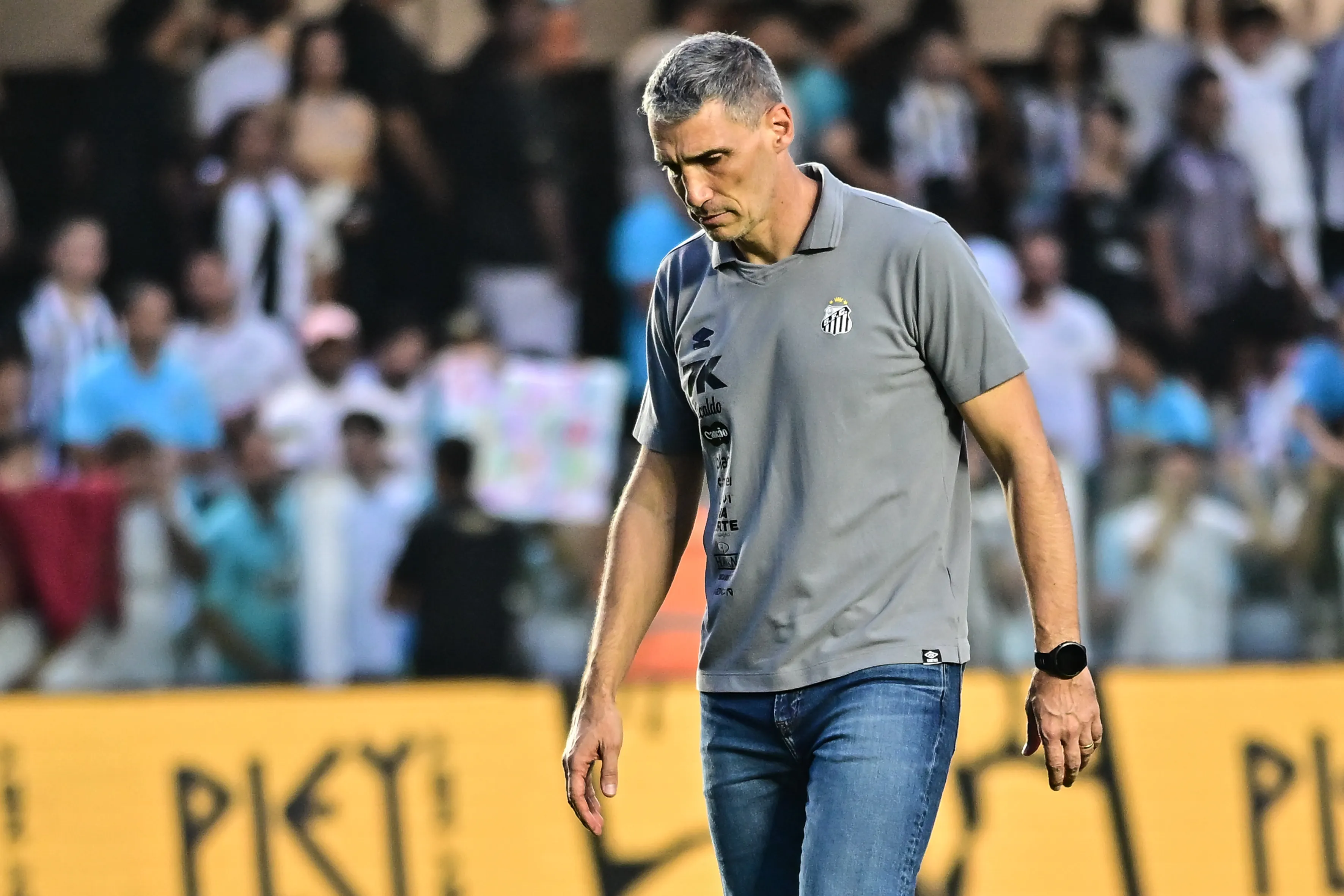 Juan Pablo Vojvoda tecnico do Santos lamenta empate contra o Fortaleza no estadio Vila Belmiro pelo campeonato Brasileiro A 2025. Foto: Jota Erre/AGIF