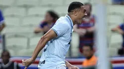 Carlos Vinícius jogador do Grêmio comemora seu gol durante partida contra o Fortaleza - Foto: Baggio Rodrigues/AGIF