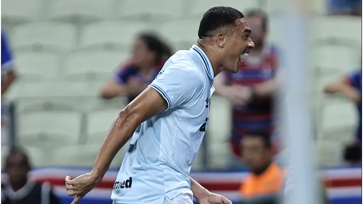 Carlos Vinícius jogador do Grêmio comemora seu gol durante partida contra o Fortaleza - Foto: Baggio Rodrigues/AGIF