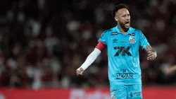 Neymar, jogador do Santos, durante partida contra o Flamengo no estadio Maracana pelo campeonato Brasileiro A 2025. Foto: Thiago Ribeiro/AGIF