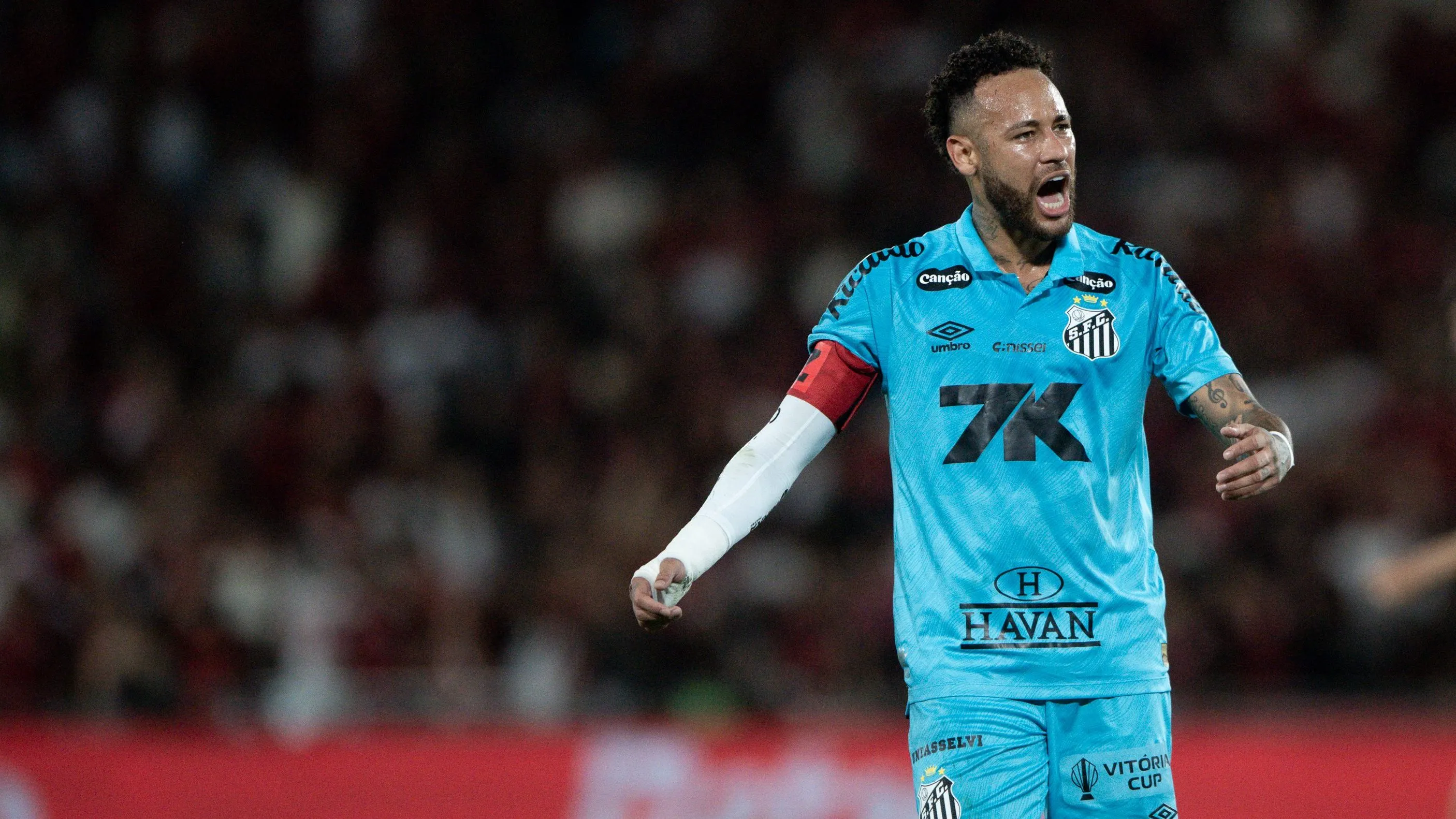 Neymar, jogador do Santos, durante partida contra o Flamengo no estadio Maracana pelo campeonato Brasileiro A 2025. Foto: Thiago Ribeiro/AGIF