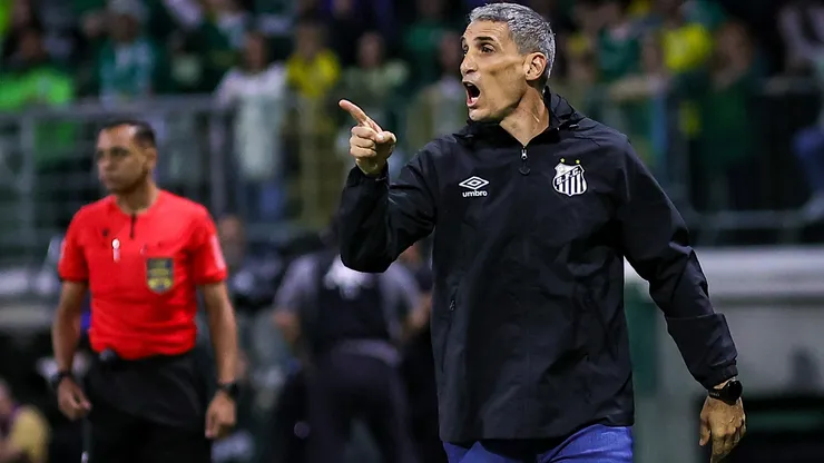 Juan Pablo Vojvoda, técnico do Santos, durante partida contra o Palmeiras no estadio Arena Allianz Parque pelo campeonato Brasileiro A 2025. Foto: Fabio Giannelli/AGIF