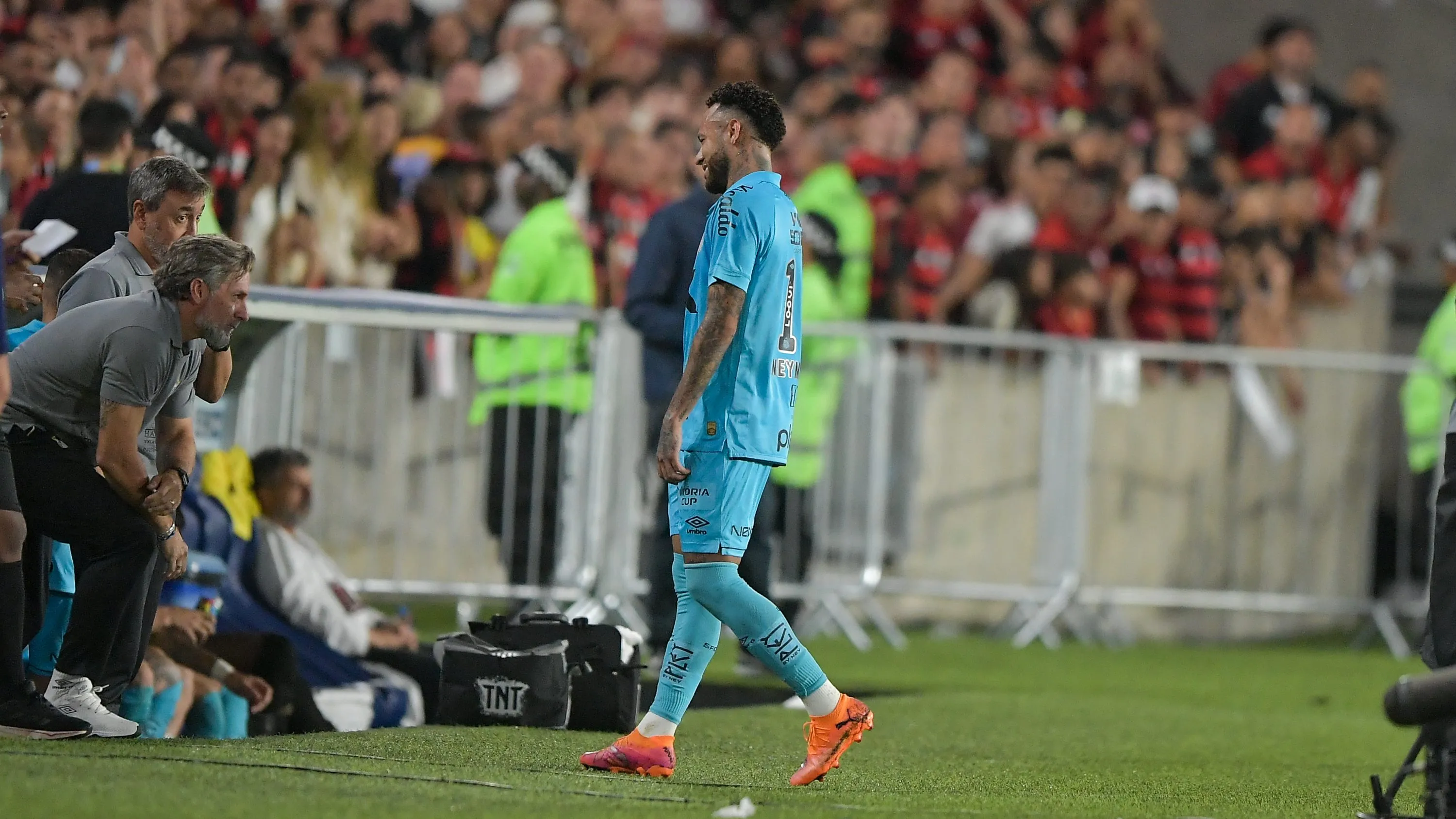 Neymar reclamou ao deixar o campo, mas equipe evoluiu após sua saída – Foto: Thiago Ribeiro/AGIF
