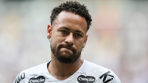 Neymar não vive bom momento no Santos em 2025 - Foto: Gilson Lobo/AGIF