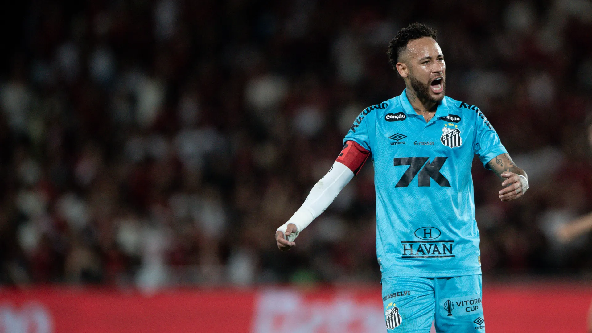 Neymar em ação pelo Santos contra o Flamengo – Foto: Thiago Ribeiro/AGIF