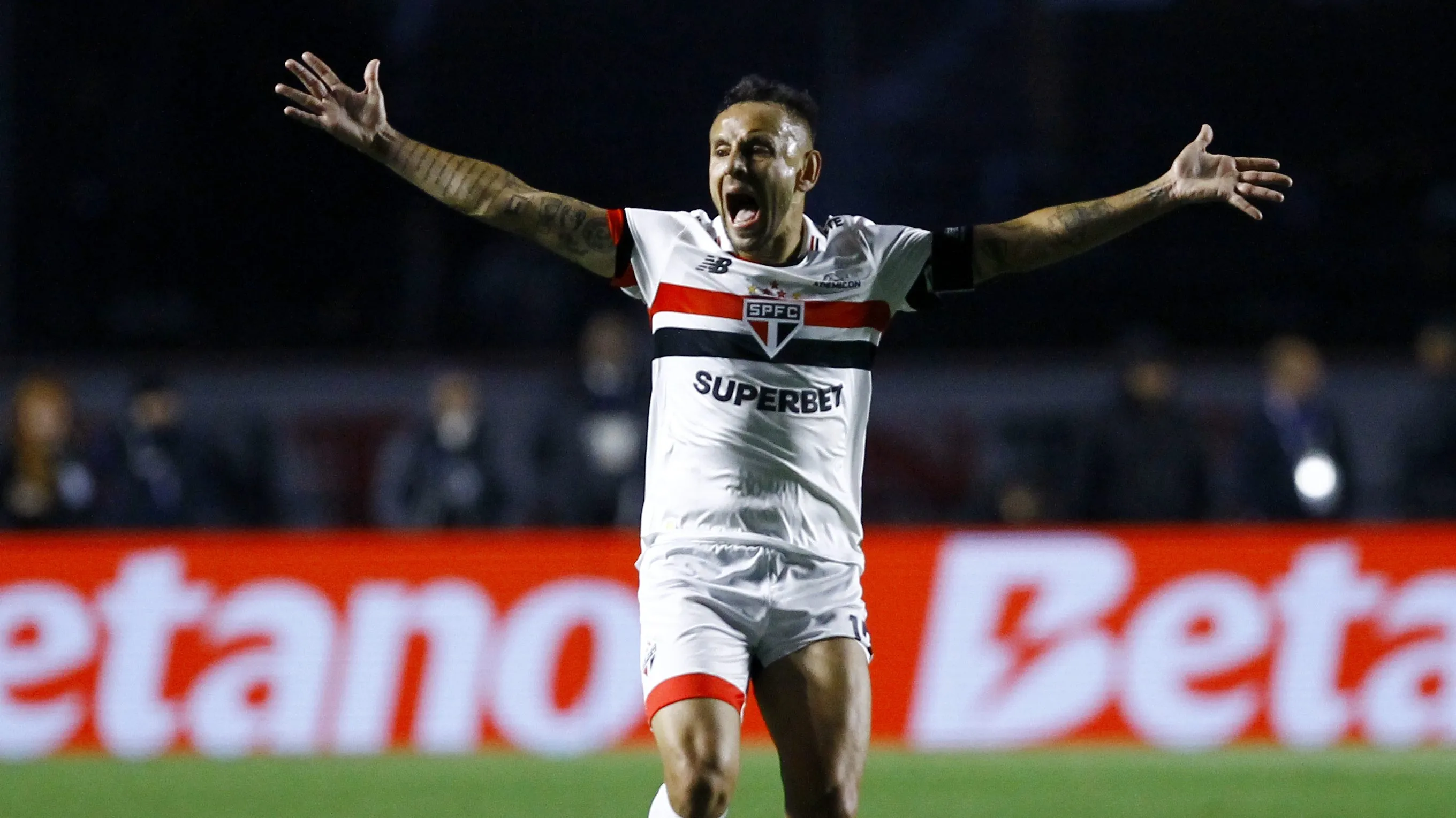 Rafinha motiva o São Paulo na asituação do Luiz Gustavo – Foto: Marco Miatelo/AGIF