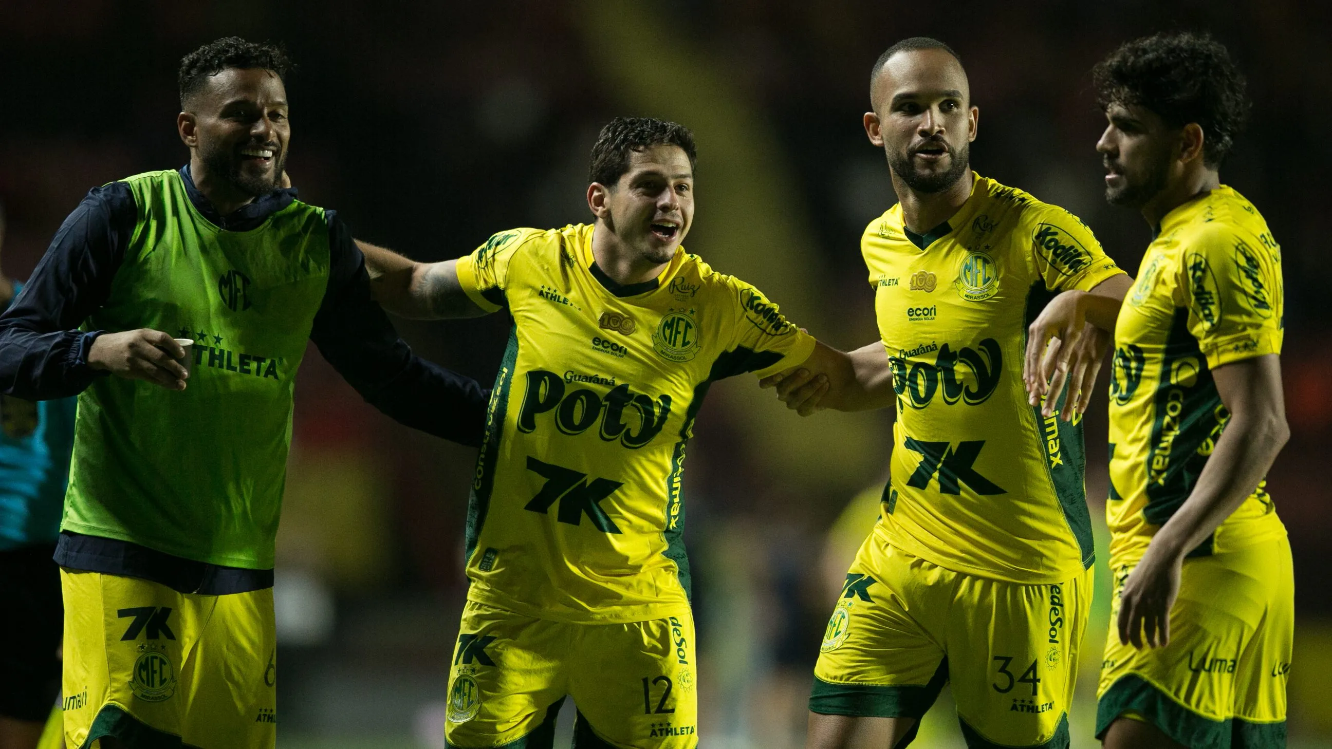 Jogadores do Mirassol comemorando gol. Foto: Marlon Costa/AGIF