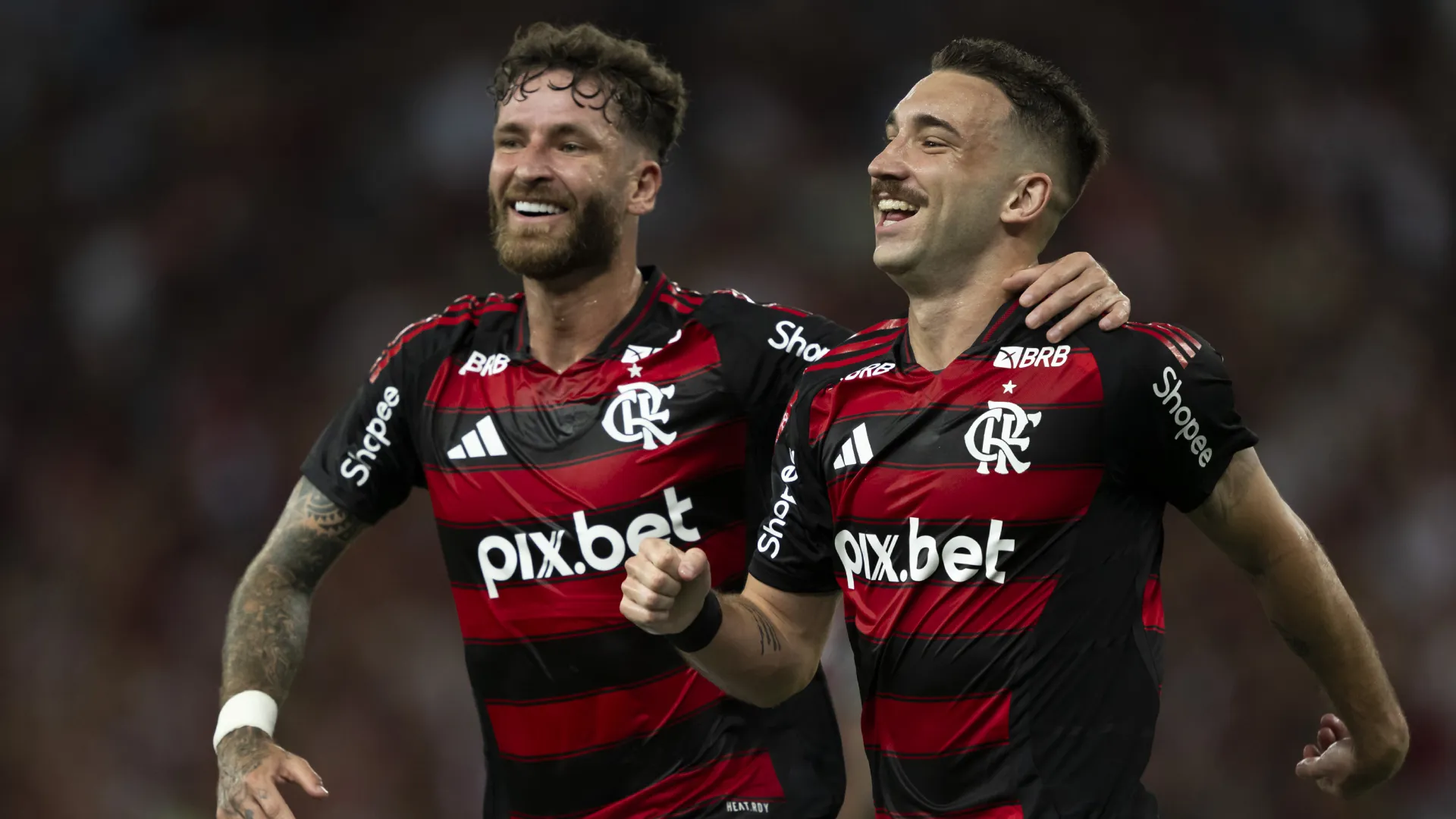 Léo Pereira ao lado de Léo Ortiz no Flamengo em 2025 – Foto: Thiago Ribeiro/AGIF