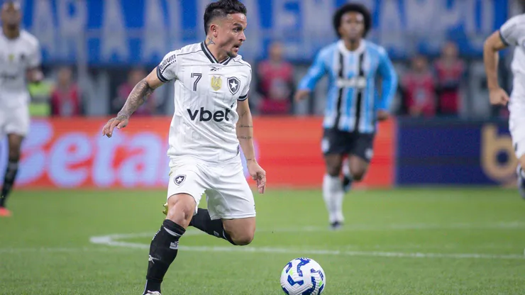 RS - PORTO ALEGRE - 24/09/2025 - BRASILEIRO A 2025, GREMIO X BOTAFOGO - Artur jogador do Botafogo durante partida contra o Gremio no estadio Arena do Gremio pelo campeonato Brasileiro A 2025. Foto: Maxi Franzoi/AGIF