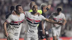 RJ - RIO DE JANEIRO - 02/11/2025 - BRASILEIRO A 2025, VASCO X SAO PAULO - Lucas Moura jogador do Sao Paulo comemora seu gol com jogador da sua equipe durante partida contra o Vasco no estadio Sao Januario pelo campeonato Brasileiro A 2025. Foto: Thiago Ribeiro/AGIF