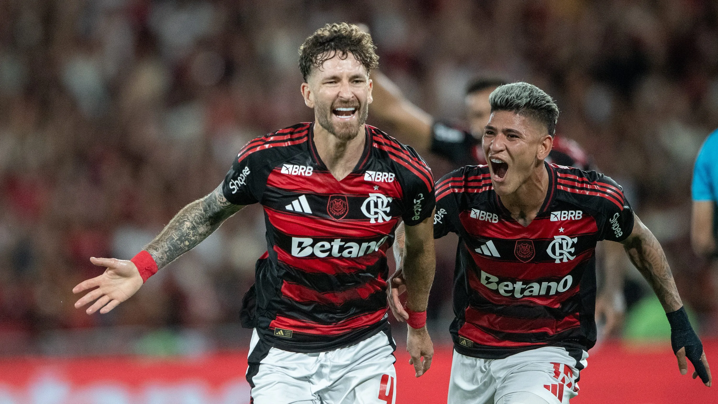 Léo Pereira jogador do Flamengo comemora seu gol durante partida contra o Santos no estadio Maracana pelo campeonato Brasileiro A 2025. Foto: Thiago Ribeiro/AGIF