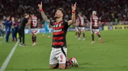 Leo Pereira jogador do Flamengo comemora seu gol durante partida contra o Santos no estadio Maracana pelo campeonato Brasileiro A 2025. Foto: Thiago Ribeiro/AGIF