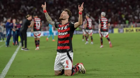 Leo Pereira jogador do Flamengo comemora seu gol durante partida contra o Santos no estadio Maracana pelo campeonato Brasileiro A 2025. Foto: Thiago Ribeiro/AGIF