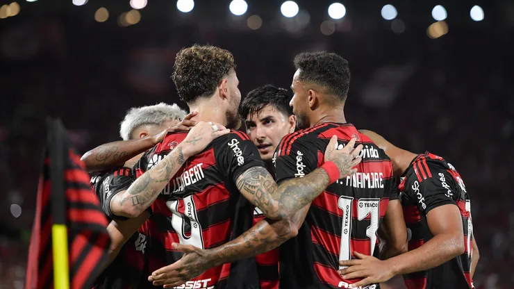 Jogadores do Flamengo comemorando contra o Santos - Foto: Thiago Ribeiro/AGIF