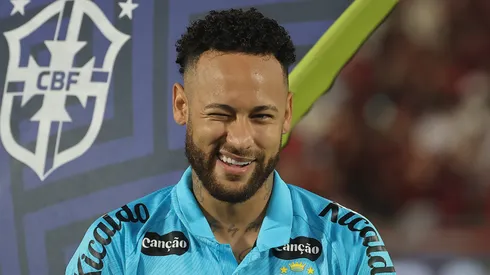 Neymar sorrindo antes do jogo contra o Flamengo