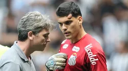 MG - BELO HORIZONTE - 14/09/2025 - BRASILEIRO A 2025, ATLETICO-MG X SANTOS - Gabriel Brazao goleiro do Santos se lesiona durante partida contra o Atletico-MG no estadio Arena MRV pelo campeonato Brasileiro A 2025. Foto: Gilson Lobo/AGIF