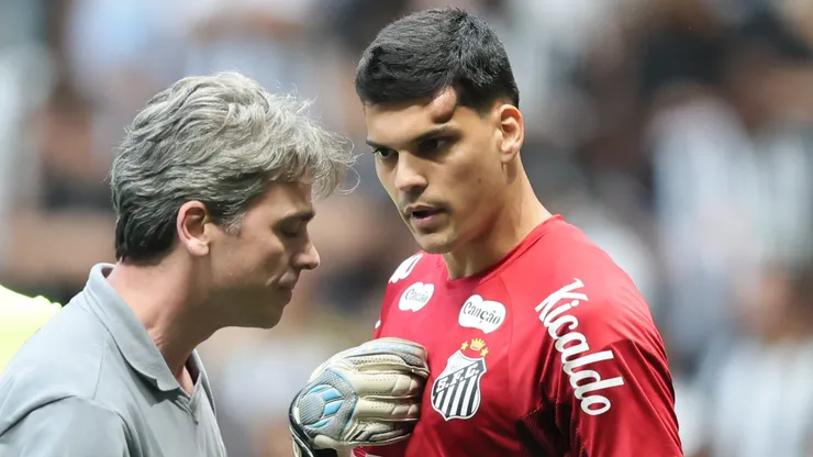 MG - BELO HORIZONTE - 14/09/2025 - BRASILEIRO A 2025, ATLETICO-MG X SANTOS - Gabriel Brazao goleiro do Santos se lesiona durante partida contra o Atletico-MG no estadio Arena MRV pelo campeonato Brasileiro A 2025. Foto: Gilson Lobo/AGIF