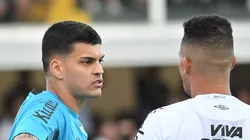 Brazão durante partida do Peixe na Vila Belmiro.