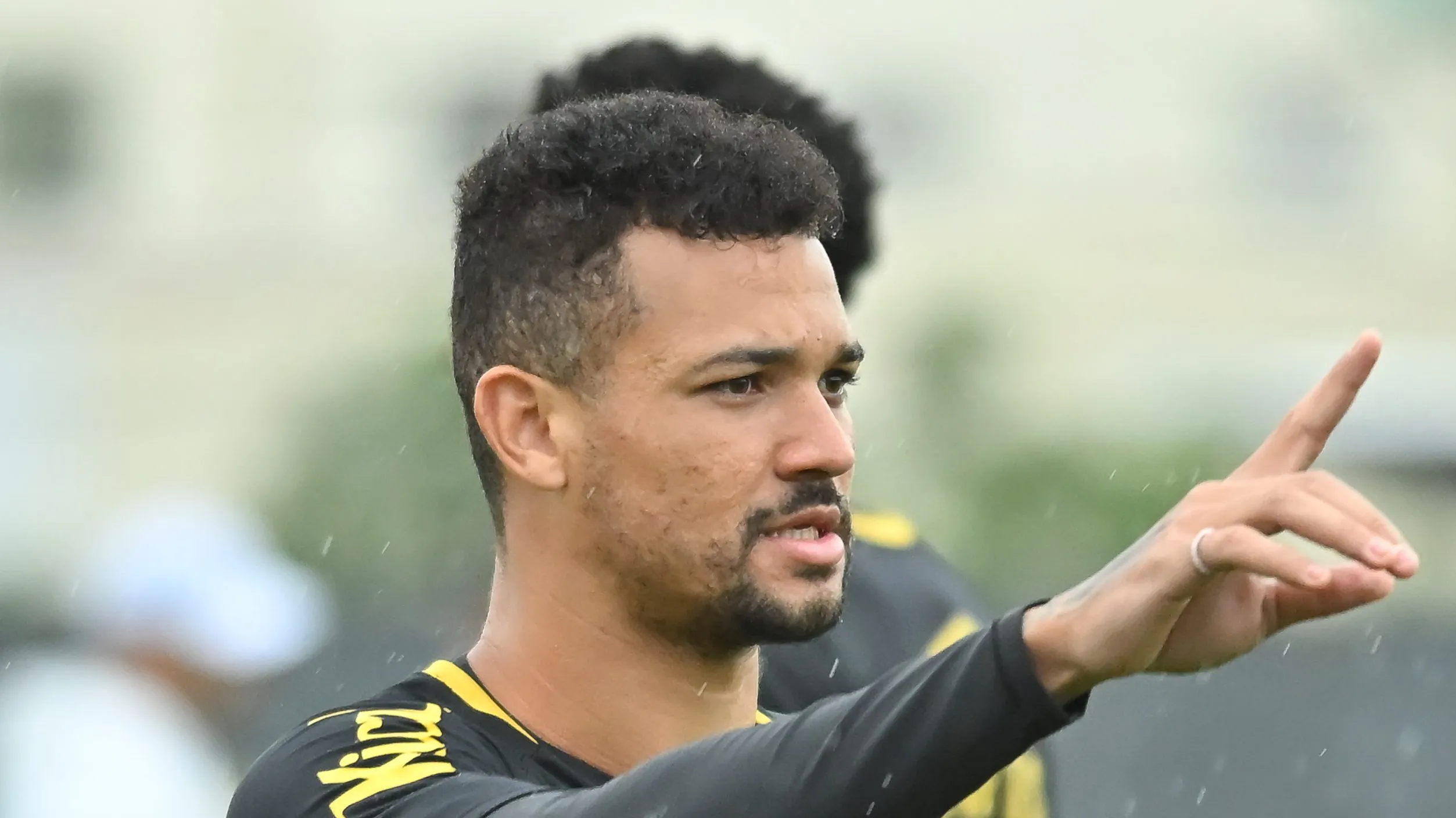 Foto: Jota Erre/AGIF – Zé Ivaldo separou possível briga entre jogadores do Peixão no Maracanã.