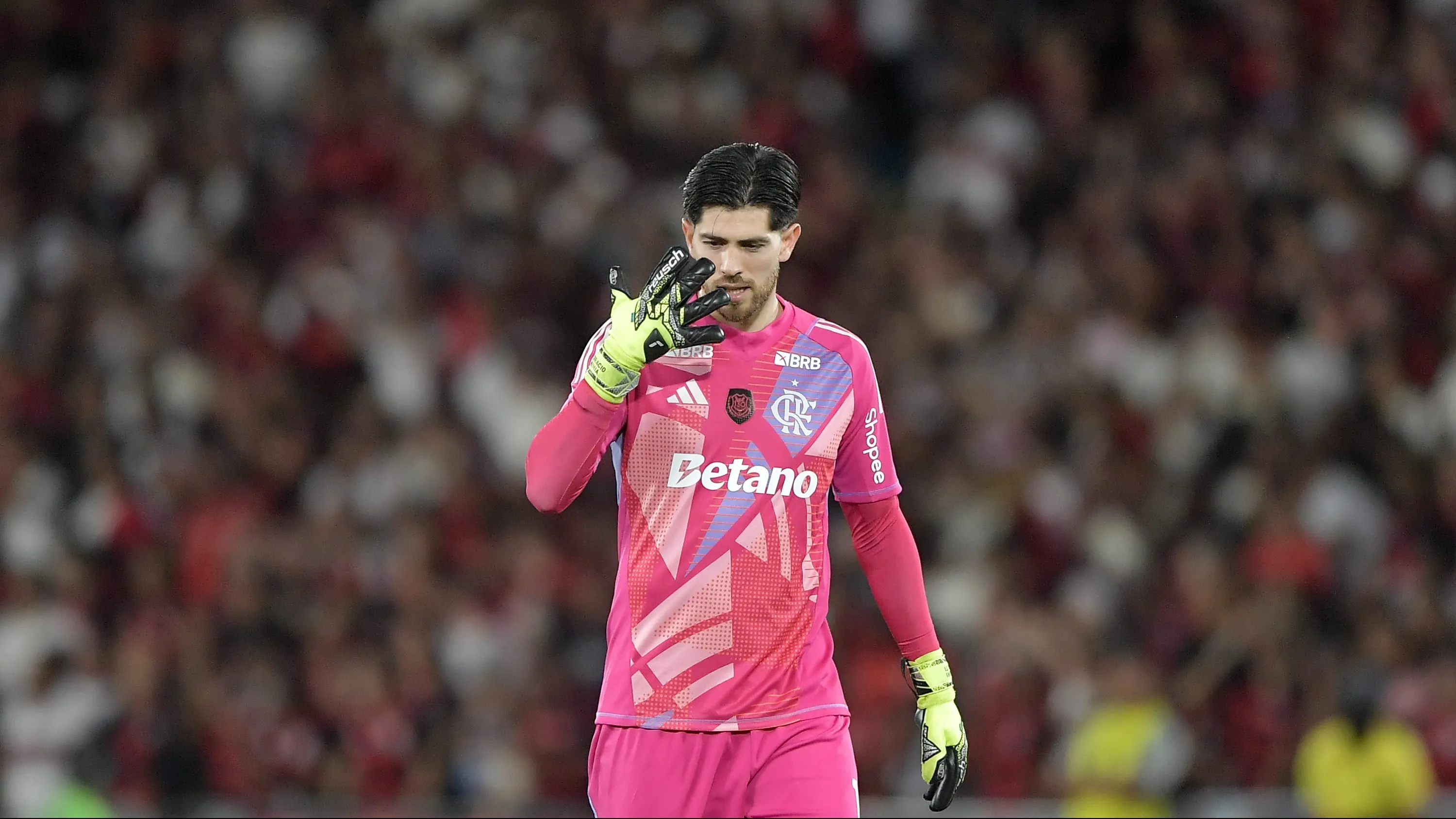 RJ – RIO DE JANEIRO – 09/11/2025 – BRASILEIRO A 2025, FLAMENGO X SANTOS – Rossi goleiro do Flamengo durante partida contra o Santos no estadio Maracana pelo campeonato Brasileiro A 2025. Foto: Thiago Ribeiro/AGIF