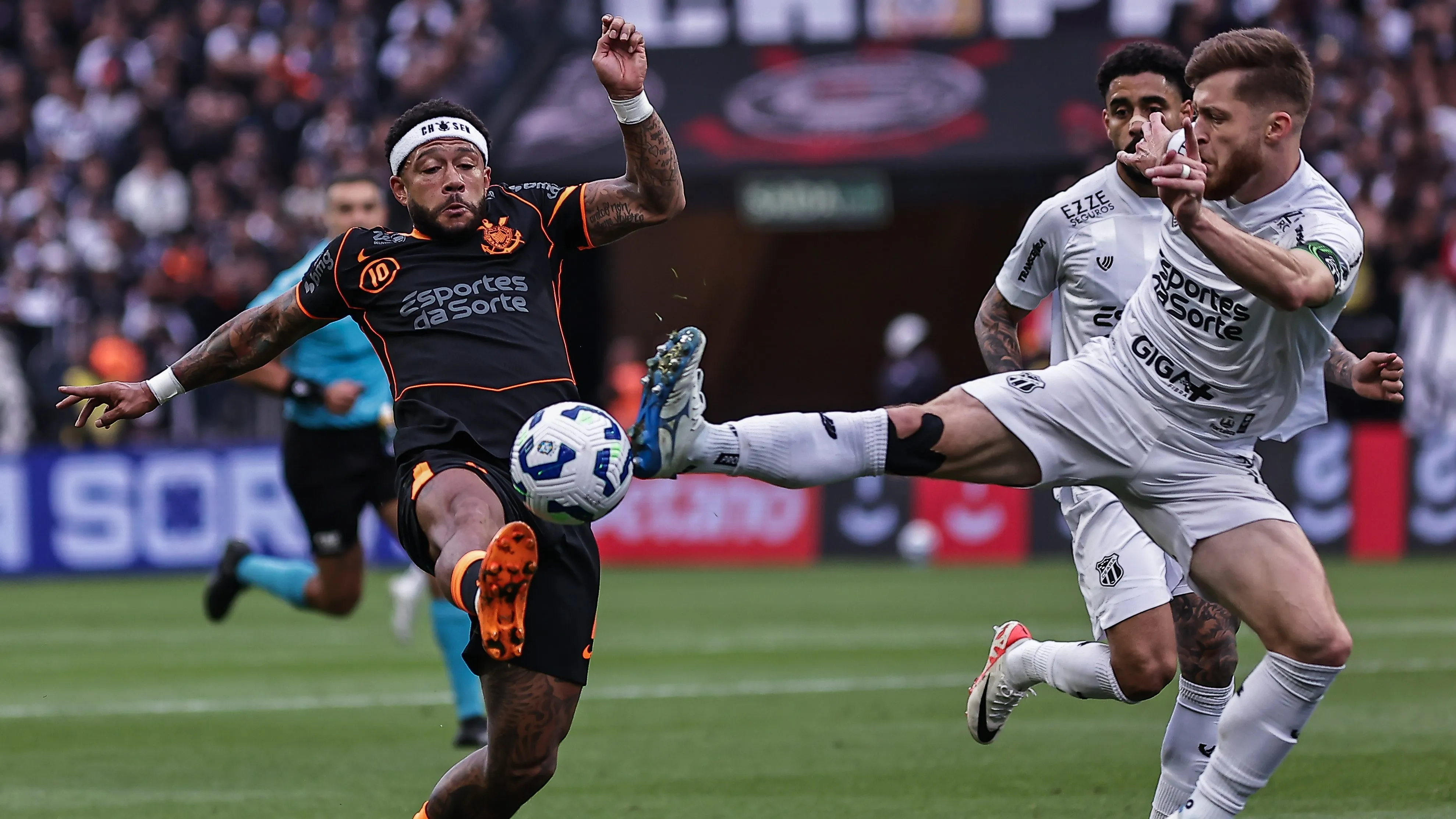 Memphis Depay foi criticado na derrota diante do Ceará - Foto: Fabio Giannelli/AGIF.
