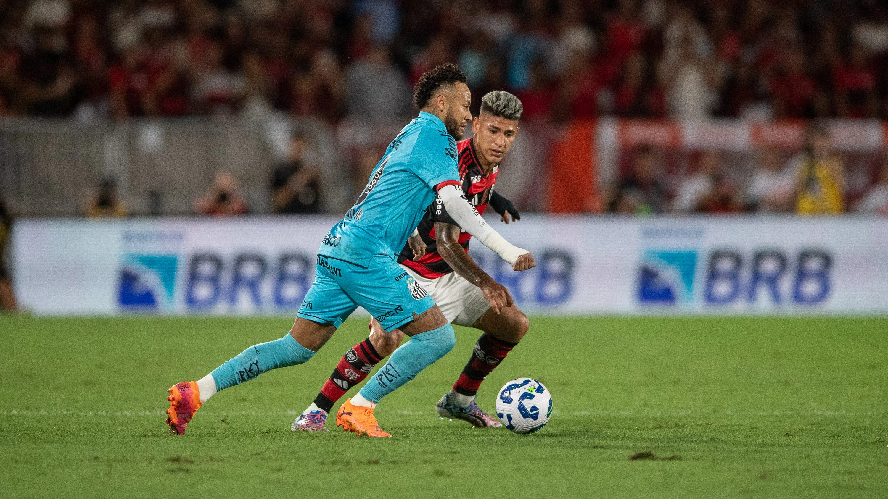 Neymar jogador do Flamengo durante partida contra o Santos no estadio Maracana pelo campeonato Brasileiro A 2025. Foto: Thiago Ribeiro/AGIF