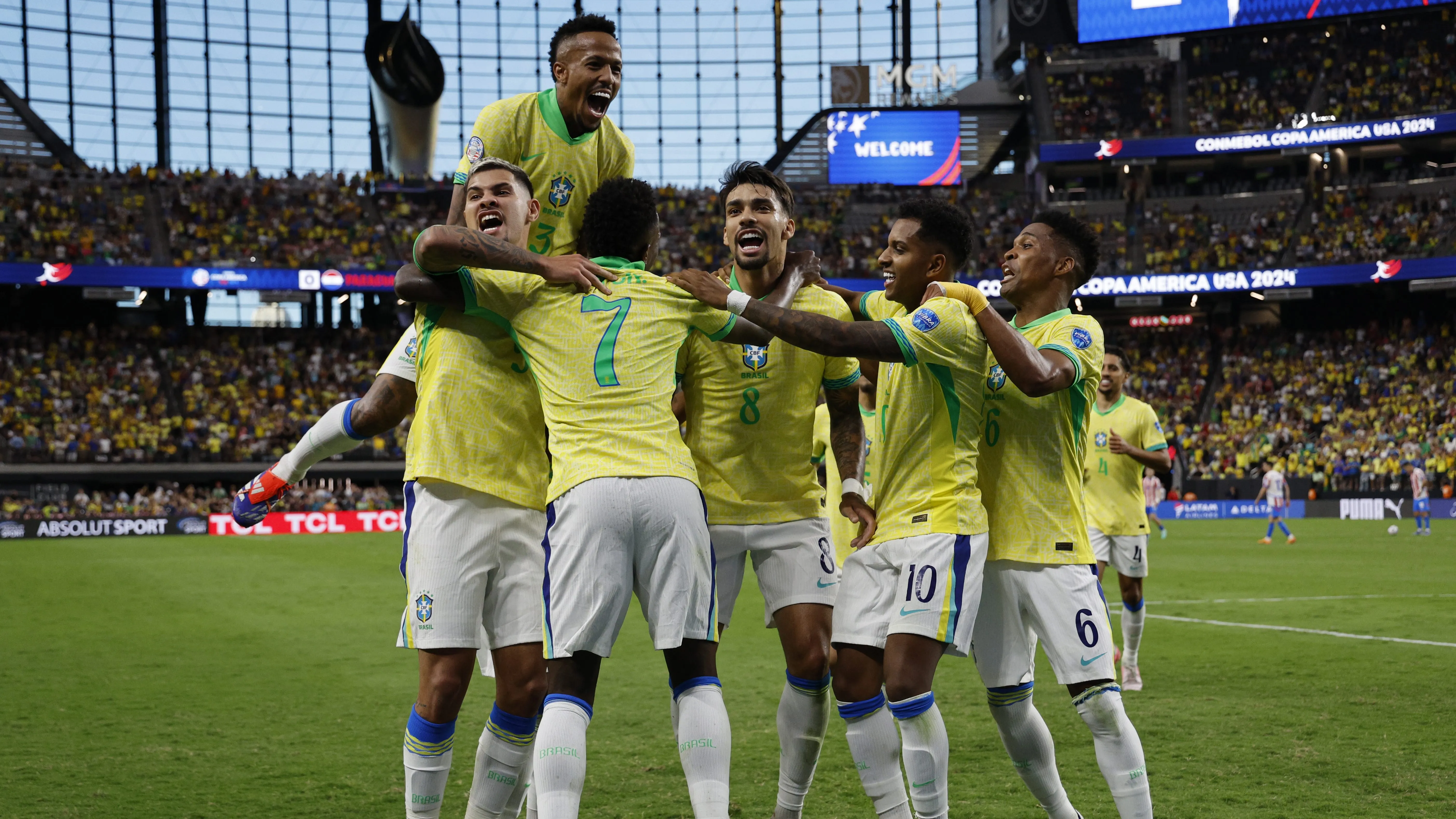 Jogadores da Seleção Brasileira comemorando gol. (Photo by Kevork Djansezian/Getty Images)