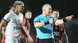 O árbitro Anderson Daronco durante partida entre Vitoria e Botafogo - Foto: Jhony Pinho/AGIF