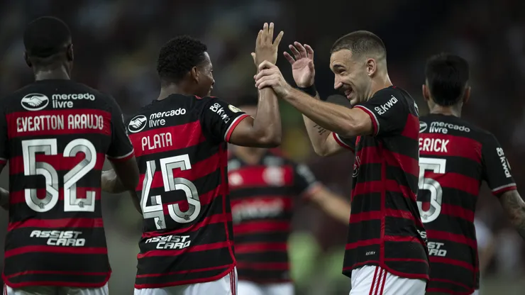 Plata ao lado de Léo Ortiz