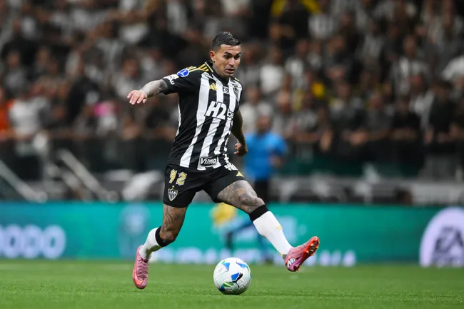 Dudu do Atlético Mineiro atuando pela semifinal da Copa CONMEBOL Sul-Americana 2025 diante do Independiente del Valle na Arena MRV – (Photo by Pedro Vilela/Getty Images)