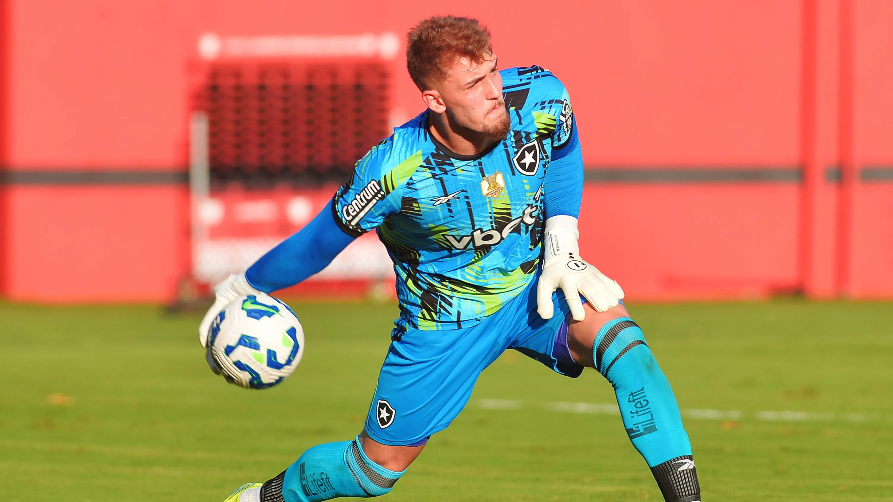 Leo Linck, goleiro do Botafogo durante partida contra o Vitoria no estadio Barradao pelo campeonato Brasileiro A 2025. Foto: Walmir Cirne/AGIF