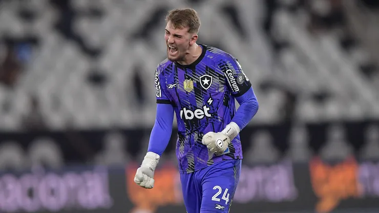 Léo Linck goleiro do Botafogo comemora gol durante partida contra o Atletico-MG no estadio Engenhao pelo campeonato Brasileiro A 2025. Foto: Thiago Ribeiro/AGIF