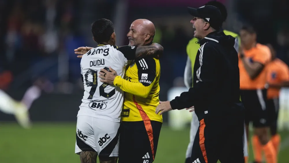 Dudu comemorando seu gol com o técnico Sampaoli na semifinal da Copa Sul-Americana – Foto: Pedro Souza / Atlético