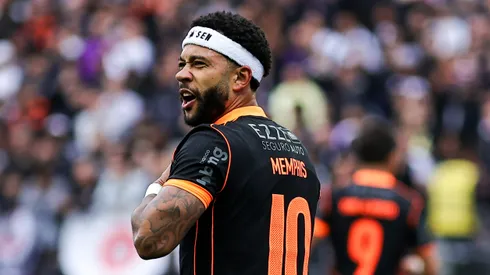 Memphis Depay em campo pelo Corinthians. Foto: Fabio Giannelli/AGIF