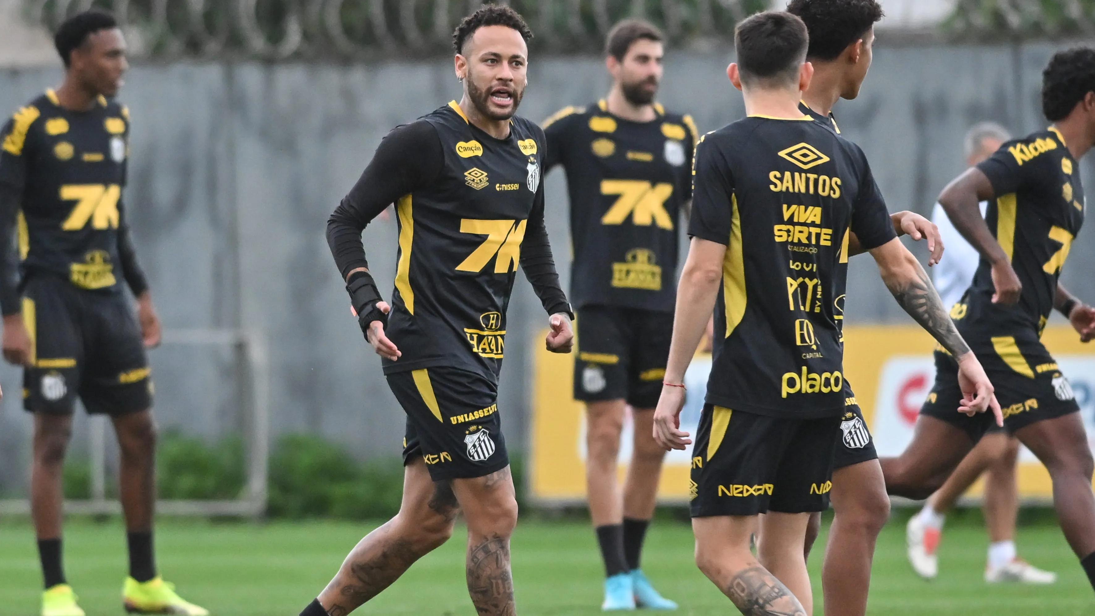 SP – SANTOS – 31/10/2025 – SANTOS, TREINO – Neymar jogador do Santos durante treino no Centro de Treinamento CT Rei Pele.   Foto: Jota Erre/AGIF
