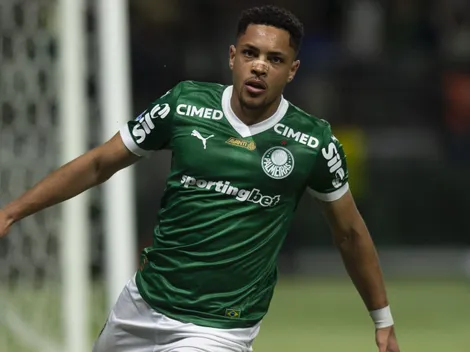 Vitor Roque brilha no Palmeiras e bate marca do Athletico-PR