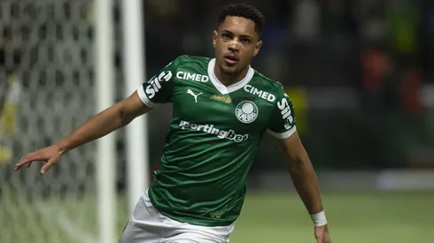 Vitor Roque jogador do Palmeiras comemora seu gol durante partida contra o Santos no estadio Arena Allianz Parque pelo campeonato Brasileiro A 2025. Foto: Anderson Romao/AGIF